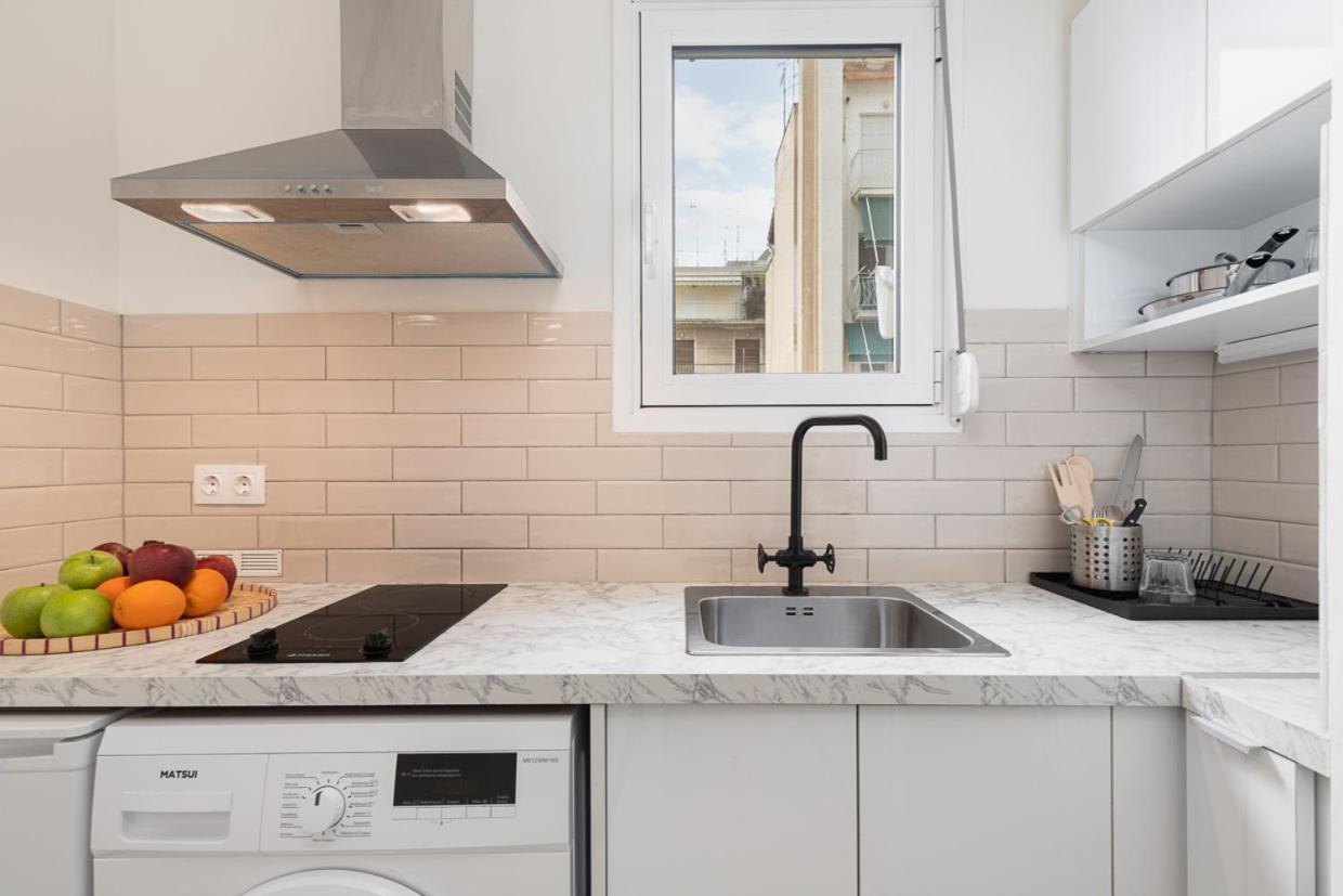 Studio With Sunny Balcony In Exarcheia Atenas Exterior foto