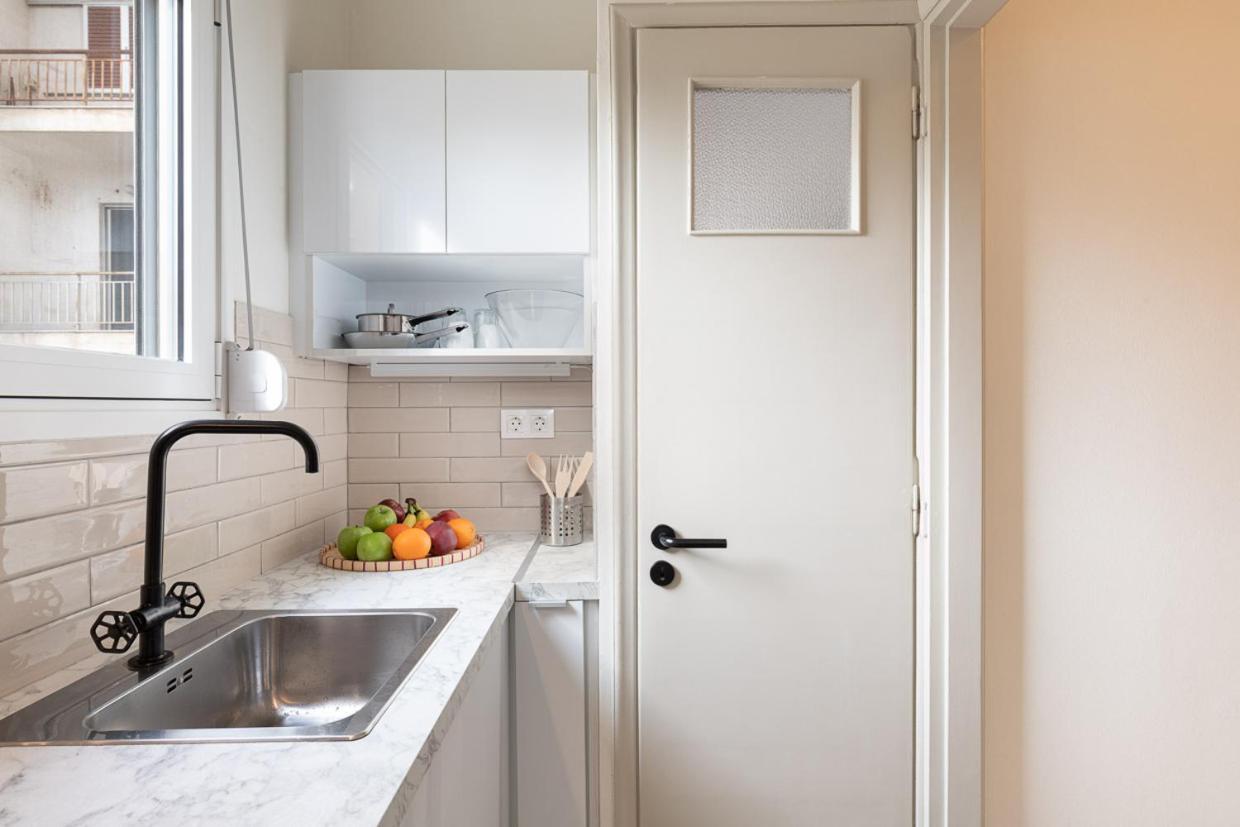 Studio With Sunny Balcony In Exarcheia Atenas Exterior foto